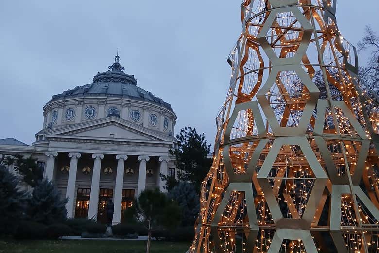 Árbol de Navidad frente al Ateneo Rumano