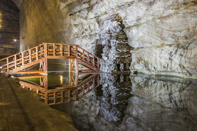 Puente de madera en el interior de la mina